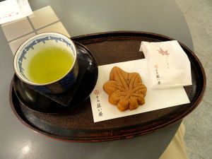 800px-Food_in_Miyajima_-_DSC02180